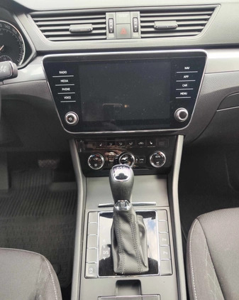 Skoda Superb cena 61900 przebieg: 299000, rok produkcji 2018 z Warszawa małe 301